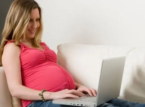 Pregnant woman at the computer