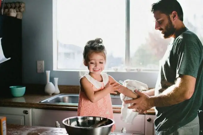 Perché alcuni uomini sono convinti che avere un figlio sia meglio di una figlia