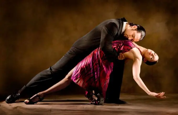 Cómo volverse más femenina y volver locos a los hombres: los secretos del tango argentino