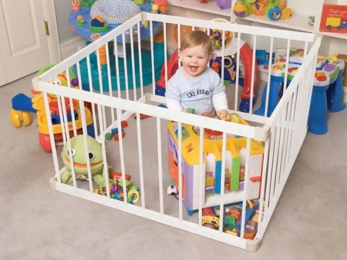 How to make a playpen for a child from improvised means