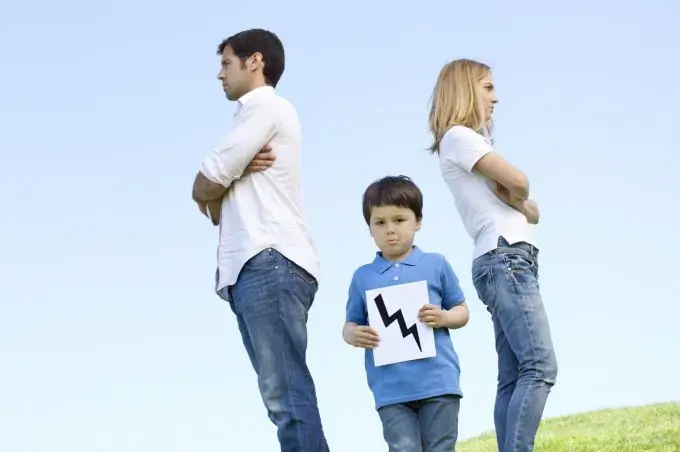 איך סטנדרטים כפולים בהורות משפיעים על ילדים