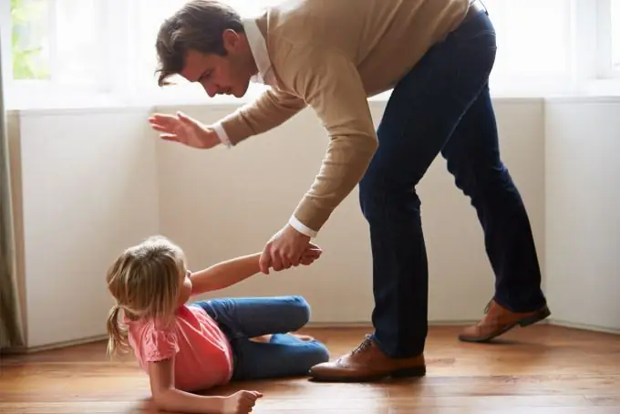 Comment comprendre que mon enfant souffre de l'enseignant et de ses actions