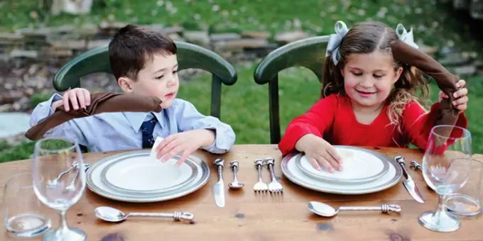 Enfants à table. Comportement