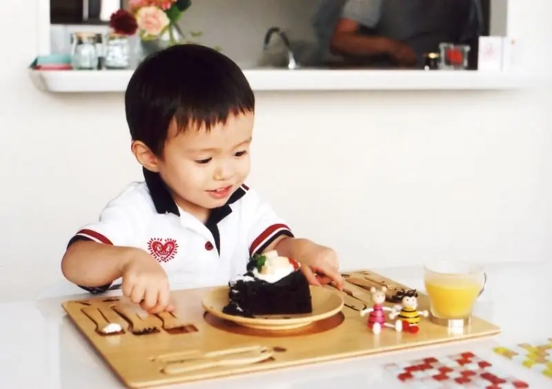 Enfant à table