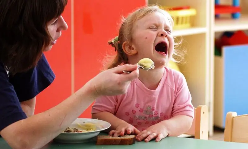 Criança persuadindo a comer