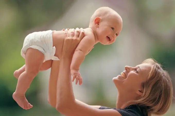 Pourquoi les petits enfants adorent serrer les cheveux de maman