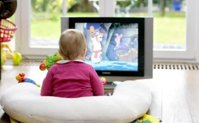 Può un bambino di 6 mesi guardare la TV?