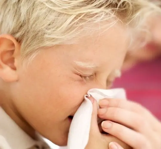 Come curare un naso che cola persistente in un bambino