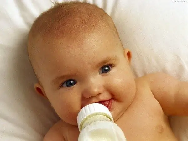 Wie man ein Baby von Milch entwöhnt