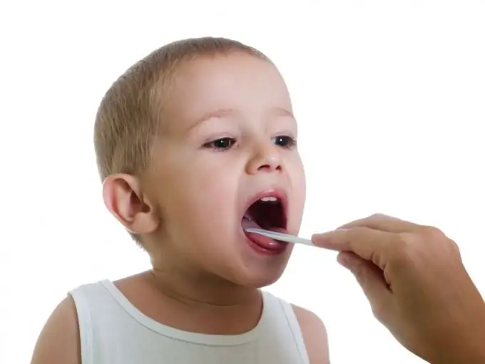 How to look at a child's throat