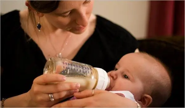 Hoeveel melk benodig 'n baba wat borsvoed per dag?