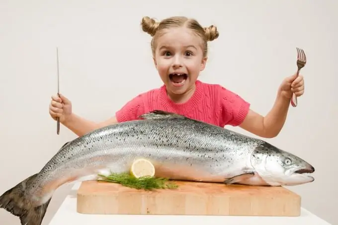 Com alimentar un nen amb peixos