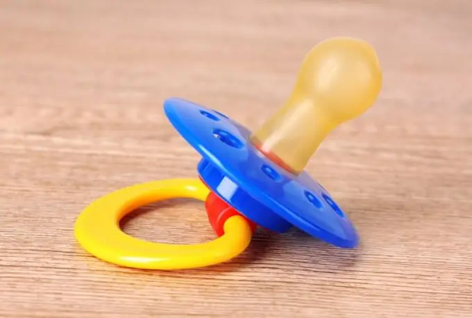 Ang isang pacifier ng sanggol ay maaaring maging pareho mabuti at masama para sa isang bata - depende ito sa kung paano siya turuan ng mga magulang dito